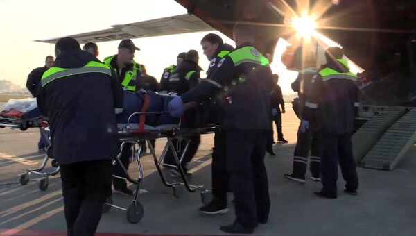 Сотрудники скорой помощи везут на носилках одного из пострадавших при нападении на керченский колледж, доставленного на лечение в Москву. 18 октября 2018