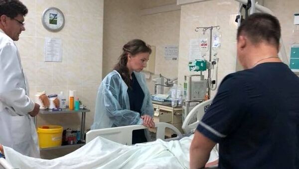 Уполномоченный при президенте России по правам ребенка Анна Кузнецова посетила в больнице пострадавших при нападении на колледж в Керчи