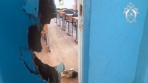 Поврежденная дверь на месте происшествия в керченском колледже
