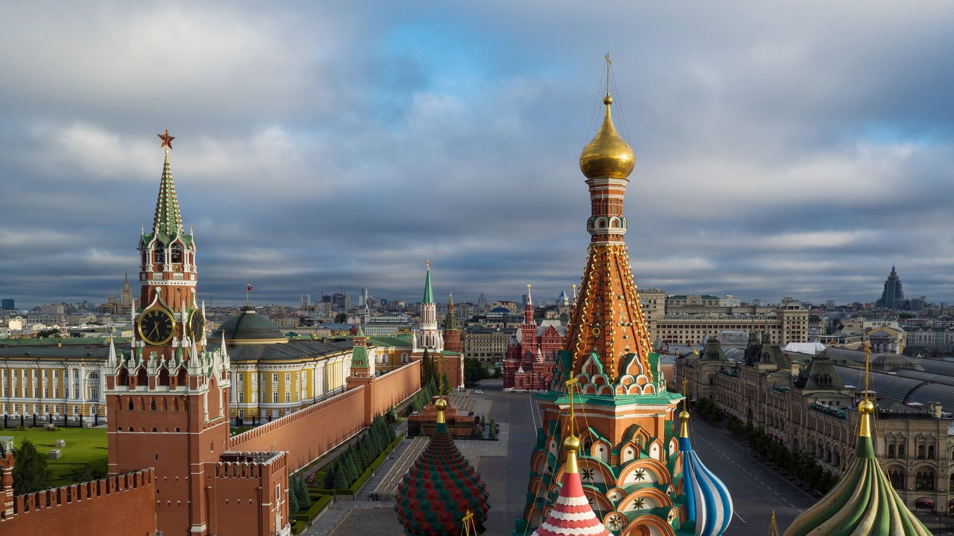 На первом плане купола Храма Василия Блаженного на Красной площади в Москве - РИА Новости, 1920, 24.06.2022