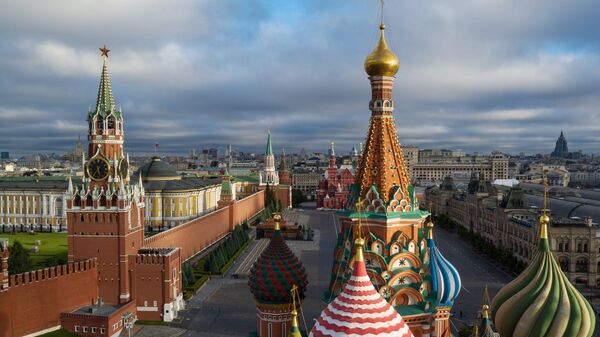На первом плане купола Храма Василия Блаженного на Красной площади в Москве