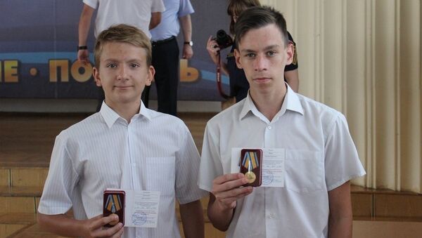 Учащиеся 8-го и 9-го классов алуштинской школы № 3 Дмитрий Ковалев и Иван Родин, спасшие от гибели в Черном море двоих мужчин