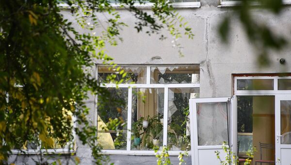 Окна Керченского политехнического колледжа с выбитыми после взрыва стеклами