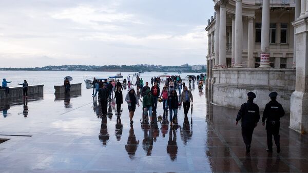 Отдыхающие на набережной Севастополя Отдыхающие на набережной Севастополя