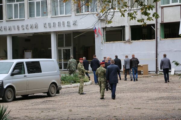 Глава Госсовета Крыма Владимир Константинов, глава администрации Керчи Сергей Бороздин и члены делегации из Краснодарского края посетили политехнический колледж Глава Госсовета Крыма Владимир Константинов, глава администрации Керчи Сергей Бороздин и члены делегации из Краснодарского края посетили политехнический колледж