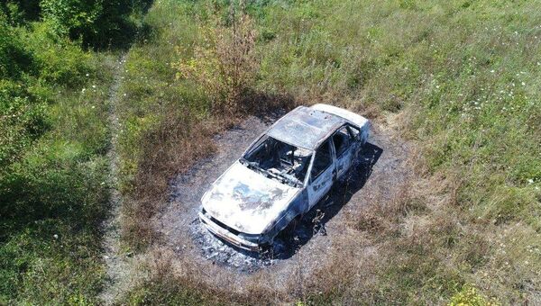 Сожженный автомобиль, в котором севастополец убил таксиста