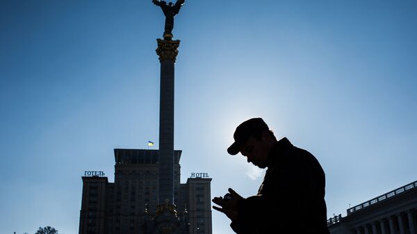 Прохожий на площади Независимости в Киеве. Архивное фото