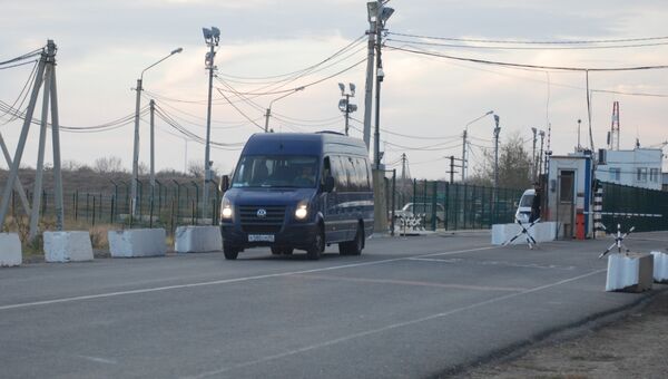 Автобус с моряками Норда покидает пункт пропуска Армянск