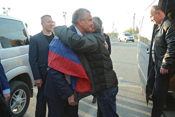 Глава Республики Крым Сергей Аксенов и освобожденные члены экипажа судна Норд