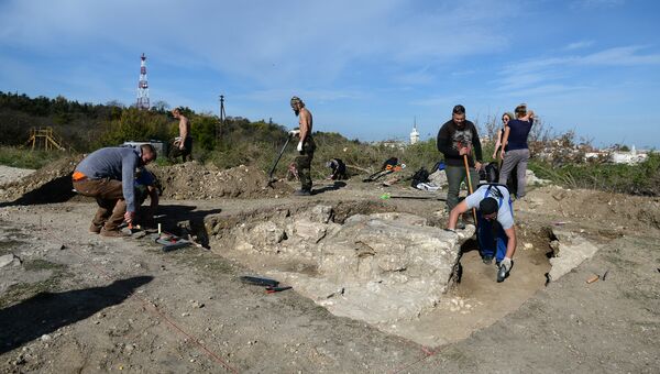 Раскопки на месте каменной беседки Грибок