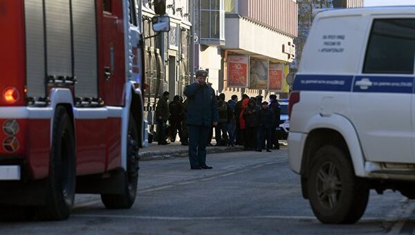 Сотрудники оперативных служб у входа в здание управления ФСБ по Архангельской области, где произошел взрыв