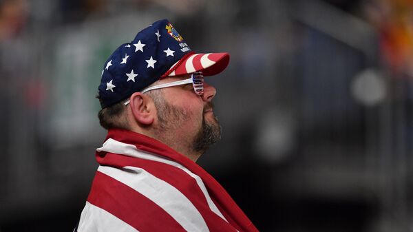 Мужчина с американским флагом