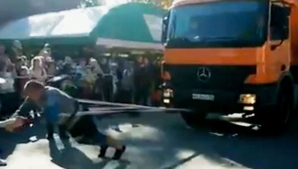 Эльбрус Нигматуллин установил в Крыму рекорд России по буксировке грузовика в упряжке за канат