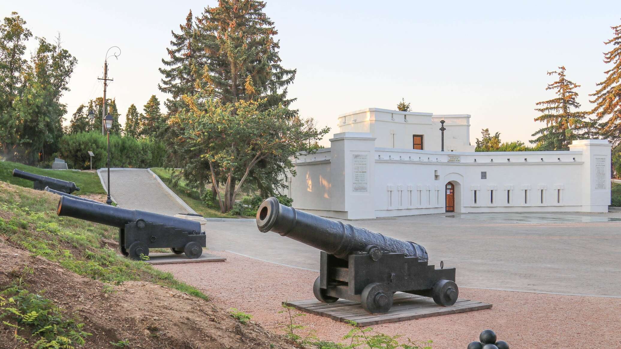 Пушка курган. Мемориал Малахов Курган Севастополь. Мемориальный комплекс Малахов Курган. Малахов Курган оборонительная башня. Севастополь Малахов Курган оборонительная башня.