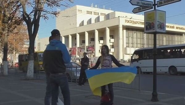 Блогер Алена Бардовская с флагом Украины в Симферополе