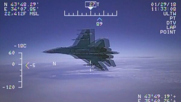 Стоп-кадр перехвата самолета-разведчика США EP-3 над Черным морем