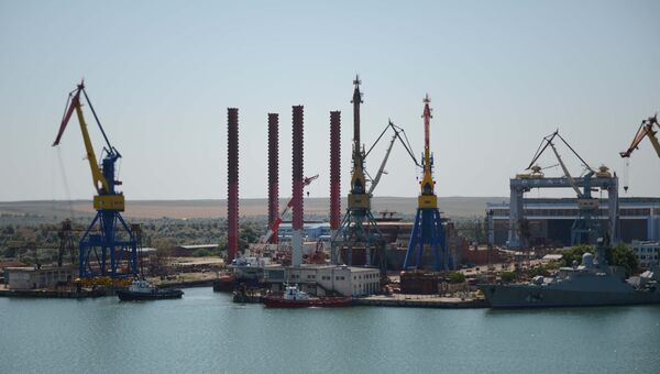 Вид на судостроительный завод Залив в Керчи из вертолета