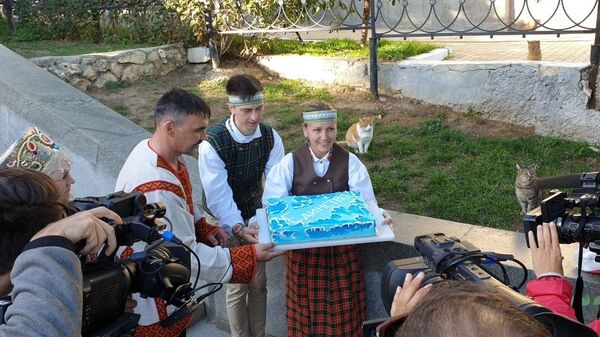 Виктория Сысолятина угощает тортом жителей Севастополя в канун Дня народного единства