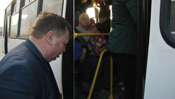 Глава администрации Симферополя Игорь Лукашев едет на работу в маршрутке