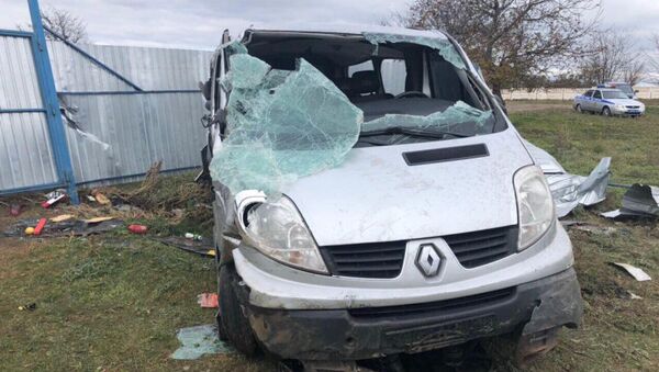 В Сакском районе микроавтобус Renault врезался в забор