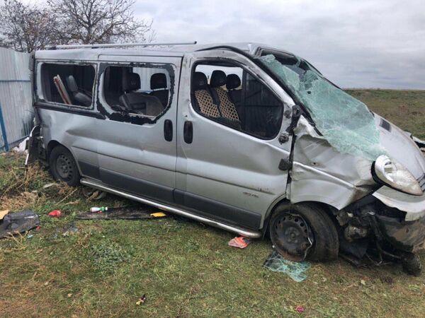 В Сакском районе микроавтобус Renault врезался в забор В Сакском районе микроавтобус Renault врезался в забор