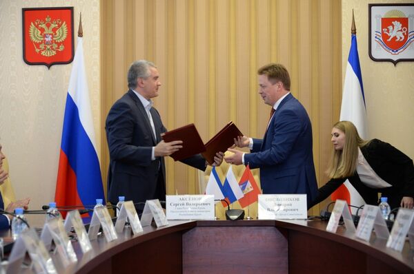 Власти Крыма и Севастополя подписали договор о сотрудничестве Власти Крыма и Севастополя подписали договор о сотрудничестве