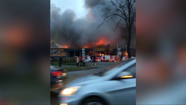 Крупный пожар в петербургском гипермаркете. Кадры с места ЧП