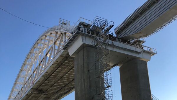 Строители соединили железнодорожную арку с первым пролетом Крымского моста