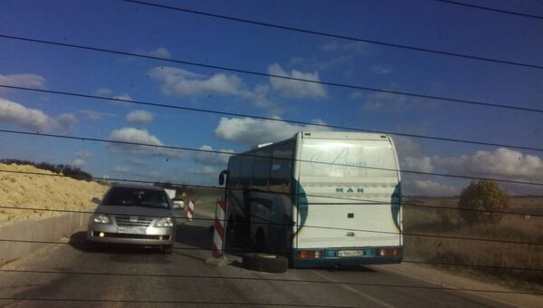 Поломанный автобус на трассе Симферополь-Севастополь