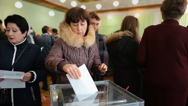 Женщина на избирательном участке в Донецке в день выборов главы и депутатов парламента ДНР. 11 ноября 2018