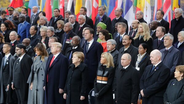 Президент РФ Владимир Путин на мемориальной церемонии у Триумфальной арки в Париже по случаю 100-летия окончания Первой мировой войны. В первом ряду четвертый слева: президент США Дональд Трамп, третья слева: супруга президента США Мелания Трамп, пятая слева: канцлер ФРГ Ангела Меркель, шестая слева: супруга президента Франции Бриджит Макрон