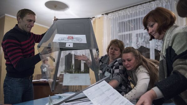 Подсчет бюллетеней избирательной комиссией на выборах главы и депутатов Народного совета ДНР на избирательном участке в Донецке