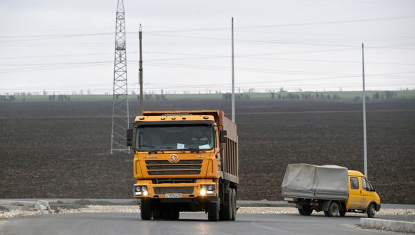 Грузовые автомобили на трассе в Крыму