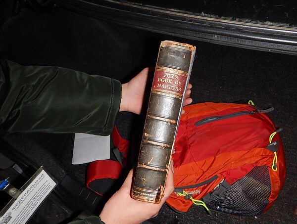 Книга Fox’s book of Martyrs 1810 года выпуска, изъятая в пункте пропуска Джанкой Книга Fox’s book of Martyrs 1810 года выпуска, изъятая в пункте пропуска Джанкой