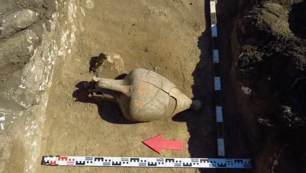 Амфора, найденная при раскопках античного поселения Манитра на востоке Крыма