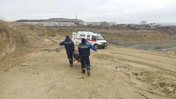 В Феодосии мужчина сорвался в глиняный карьер В Феодосии мужчина сорвался в глиняный карьер