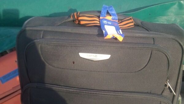 Георгиевская ленточка на чемодане россиянина, которого не пустили на Украину