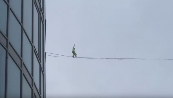 В Петербурге мужчина прошел по натянутому между высотками канату