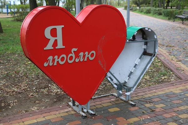 В парке Керчи вандалы разрушили арт-объект В парке Керчи вандалы разрушили арт-объект