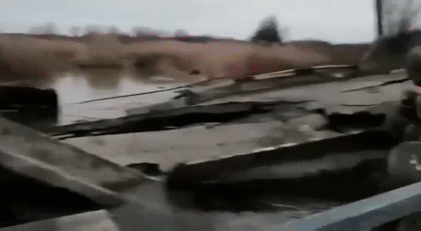 Кадры с места обрушения моста в Воронежской области