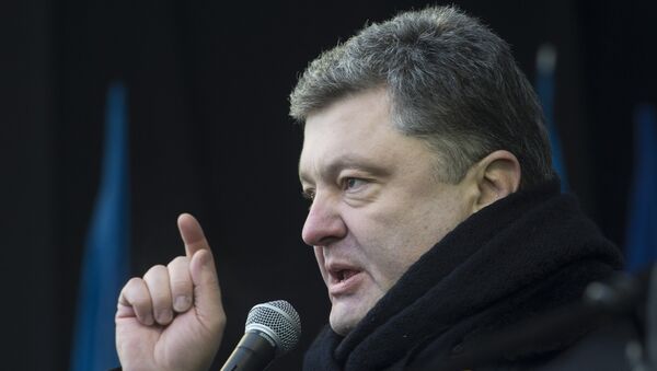 Петр Порошенко выступает на акции сторонников евроинтеграции Украины в Киеве