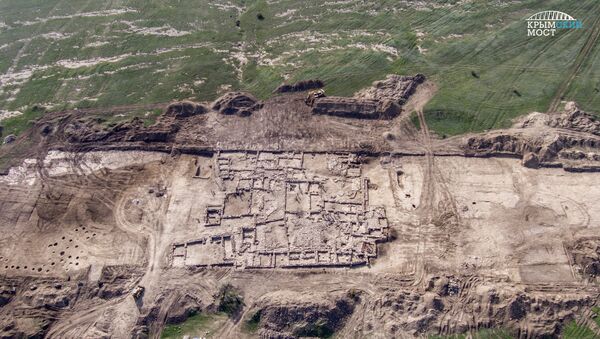 Раскопки античной усадьбы, обнаруженной при строительстве подхода к железнодорожной части Крымского моста