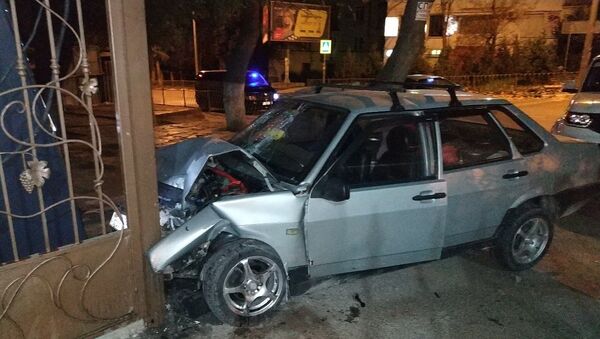 Легковой автомобиль врезался в ворота рынка на Северной стороне Севастополя