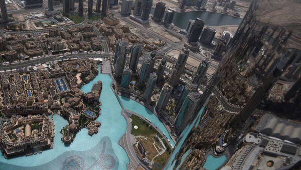 Вид на музыкальный фонтан Дубай со смотровой площадки небоскреба Бурдж Халифа.