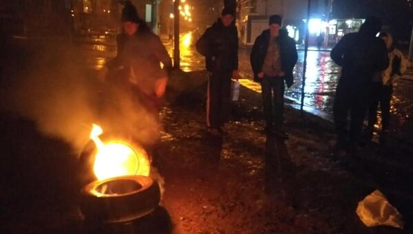 Во Львове участники митинга под стенами консульства России подожгли шины