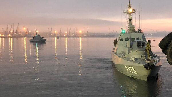 Задержанные украинские корабли доставлены в порт Керчи