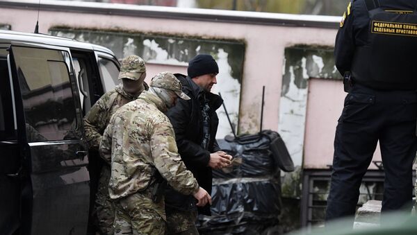 Один из задержанных моряков с кораблей ВМС Украины Бердянск, Никополь и Яны Капу (в центре) доставлен в Киевский районный суд Симферополя