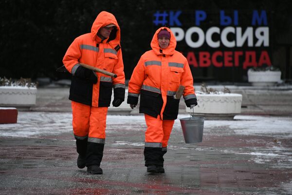Сотрудники МБУ Город очищают Симферополь от снега. 29 ноября 2019 Сотрудники МБУ Город очищают Симферополь от снега. 29 ноября 2019