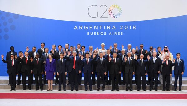 Президент РФ Владимир Путин во время совместного фотографирования глав делегаций - участников Группы двадцати, приглашенных государств и международных организаций. 30 ноября 2018
