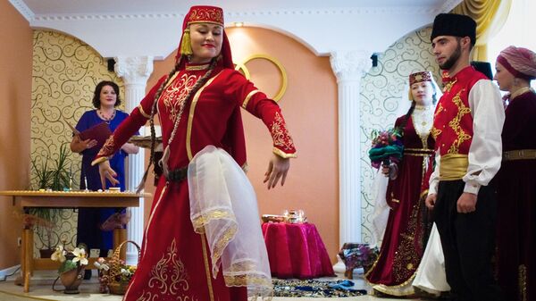 Участники свадебной церемонии в традициях крымских татар